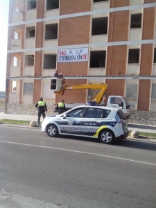 Retirada pancartas Policía Local edificio 167