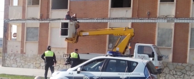 Retirada pancartas Policía Local edificio 167