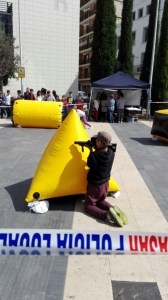 Actividad con armas simuladas en plaza Pere Cornell