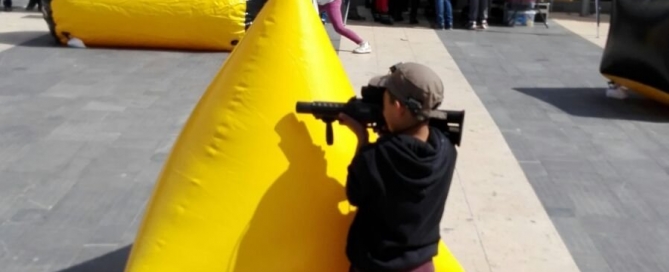 Actividad con armas simuladas en plaza Pere Cornell
