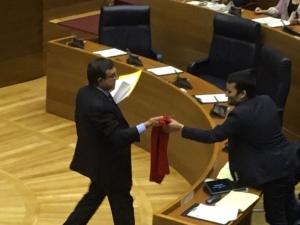 Casanova entrega camiseta a Marzà