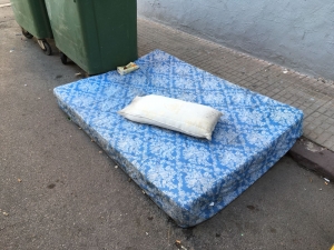 Colchón abandonado en la calle hace dos semanas