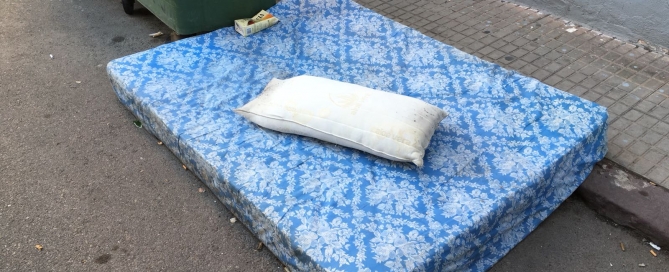 Colchón abandonado en la calle hace dos semanas