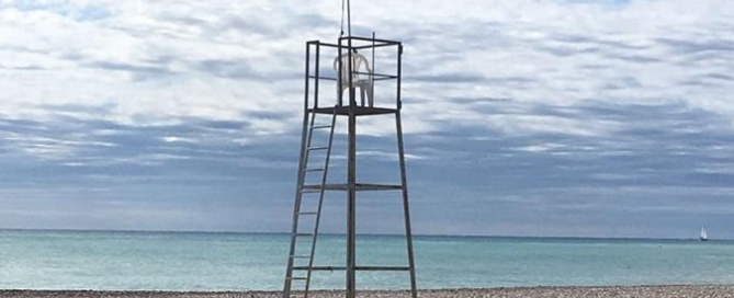 torre de salvamento vacía_25618