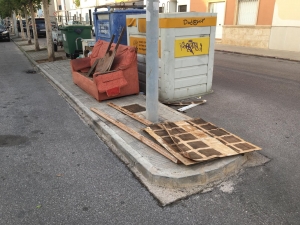 Almassora. Basuras amontadas 21 días en contenedores