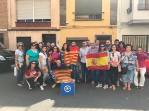 Reparto banderas España y Real Senyera Almassora