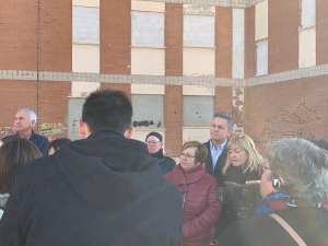 Arturo Soler junto a vecinos de Fátima anuncio derribo