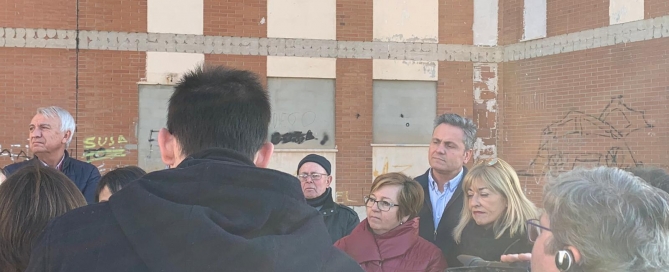 Arturo Soler junto a vecinos de Fátima anuncio derribo
