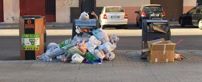 Contenedores de reciclaje que rebosan Almassora
