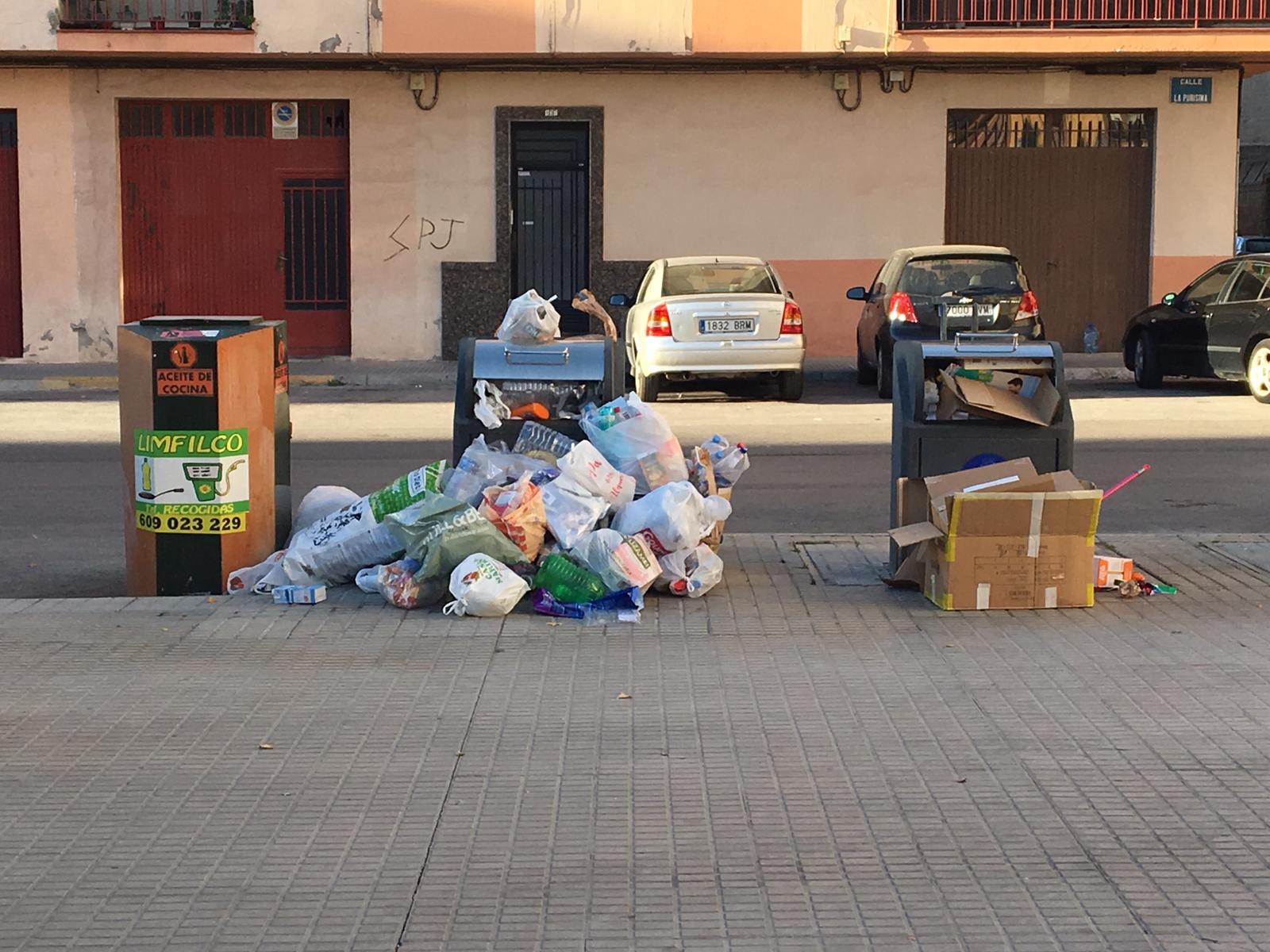 Contenedores de reciclaje que rebosan Almassora