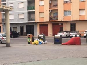 Contenedores Botànic Calduch sucios