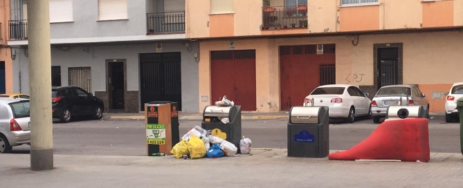 Contenedores Botànic Calduch sucios