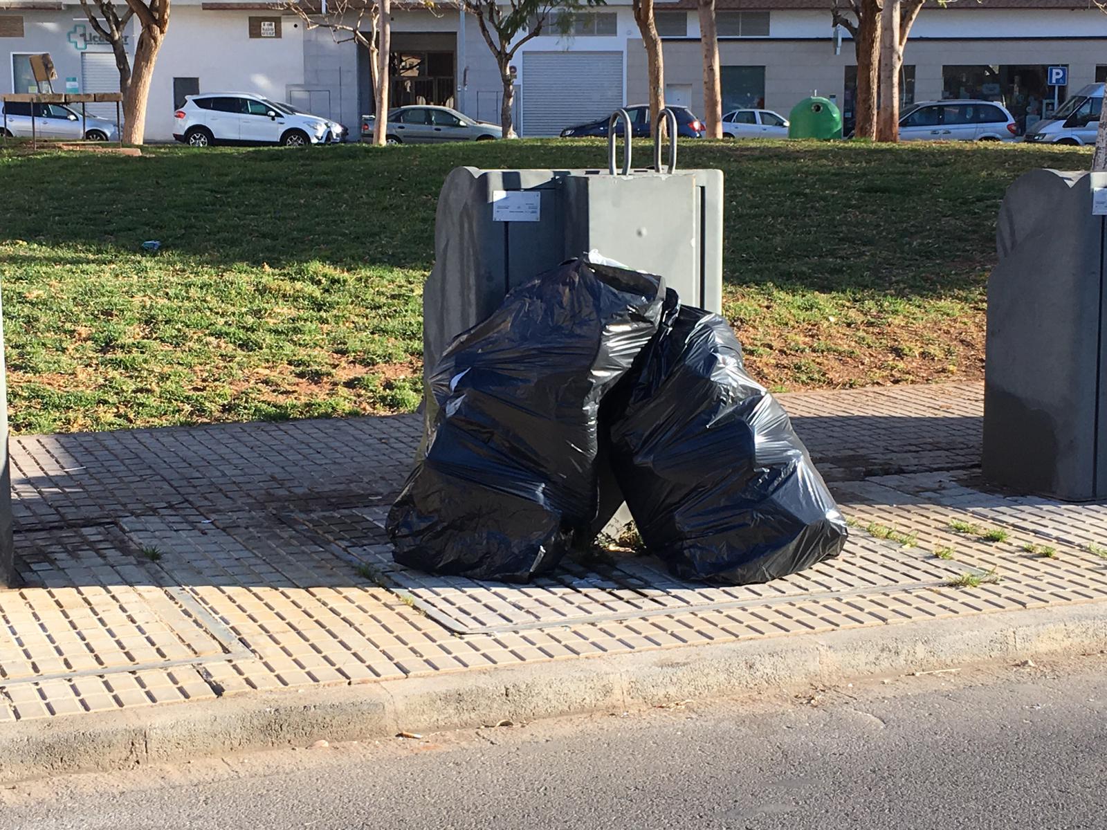Contenedores selectiva desbordados (4)