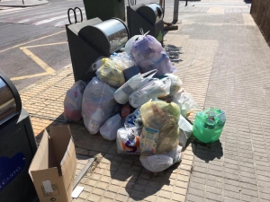 Basuras reciclaje en calle (2)