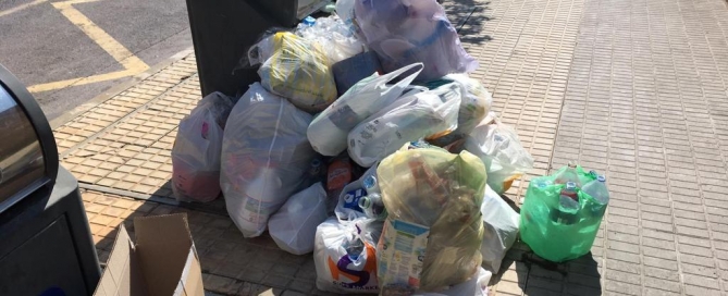 Basuras reciclaje en calle (2)