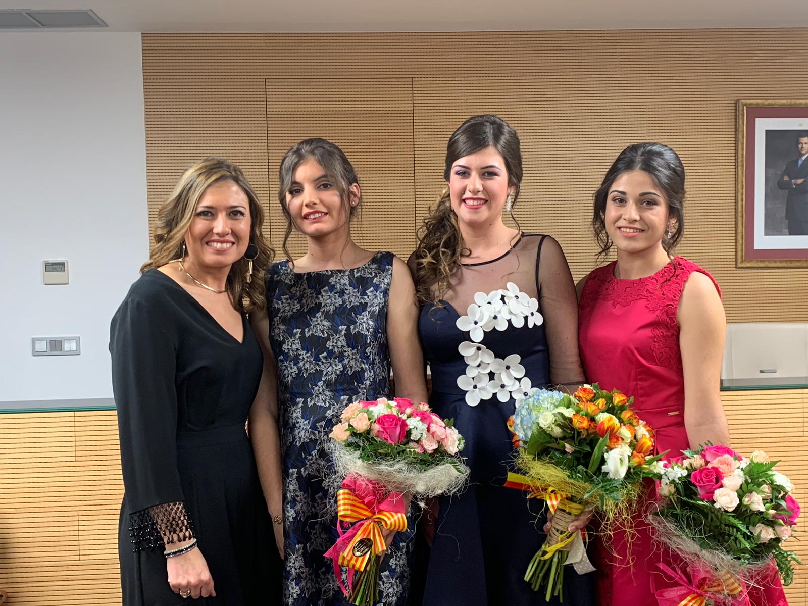 María Tormo con reina y damas