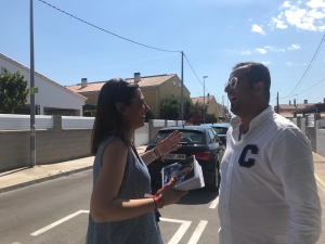 María Tormo y vecino de la playa