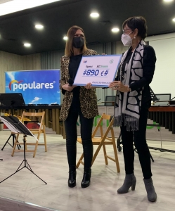 María Tormo y Maira Barrieras cheque cáncer