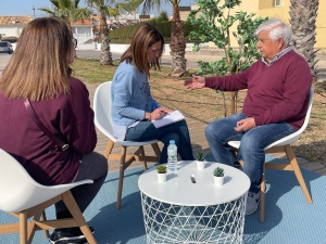 María Tormo con vecinos de la playa