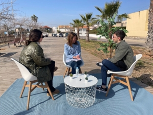 María Tormo junto a vecinos de la playa