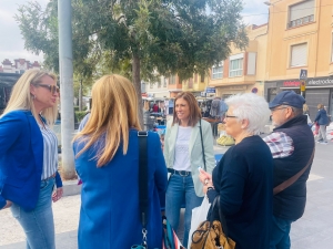 María Tormo con vecinos Almassora