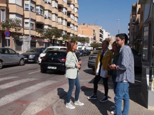 María Tormo y miembros de la candidatura en la avenida José Ortiz