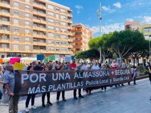 Concentración vecinos Almassora mayor seguridad y plantillas