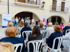 María Tormo con vecinos de la Vila