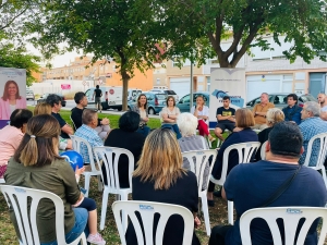 María Tormo con vecinos en la plaza Víctimas del Terrorismo