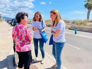María Tormo y Silvana Rovira con vecina de la playa