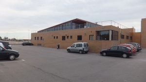 Piscina climatizada aparcamiento