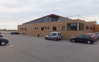 Piscina climatizada aparcamiento