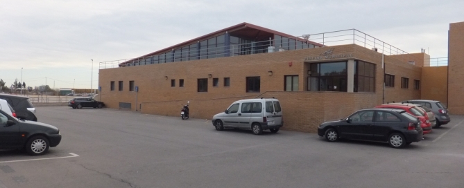 Piscina climatizada aparcamiento