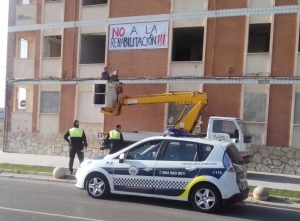 Retirada pancartas Policía Local edificio 167