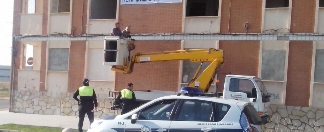 retirada-pancartas-policia-local-edificio-167-copia