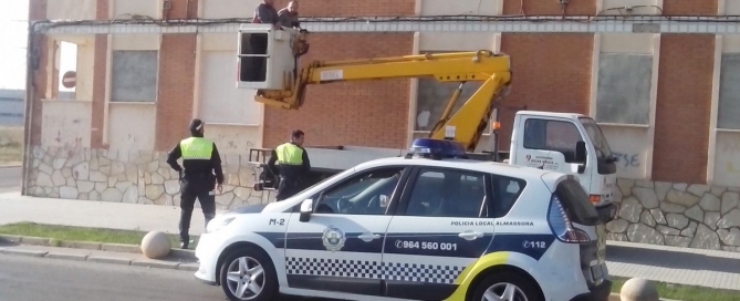 Retirada pancartas Policía Local edificio 167