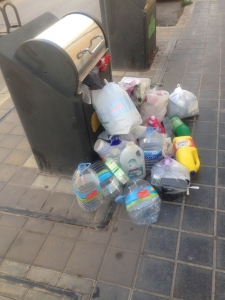 10Mayo basura por las calles de Almassora