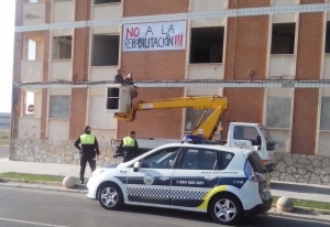 Retirada pancartas Policía Local edificio 167 - copia