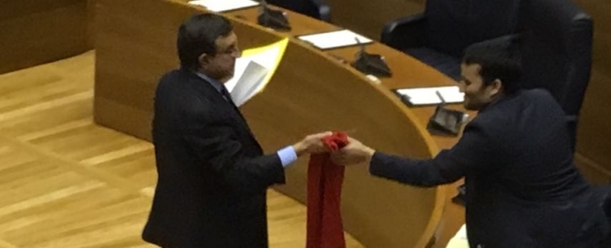 Casanova entrega camiseta a Marzà