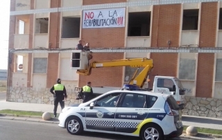 Retirada pancartas Policía Local edificio 167 - copia