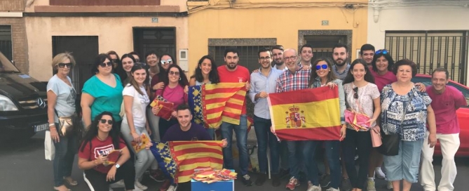 Reparto banderas España y Real Senyera Almassora