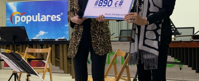 María Tormo y Maira Barrieras cheque cáncer