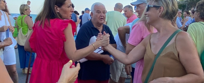 María Tormo y vecinos playa manifestación