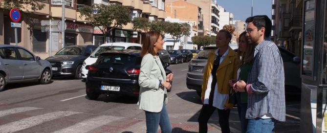 María Tormo y miembros de la candidatura en la avenida José Ortiz