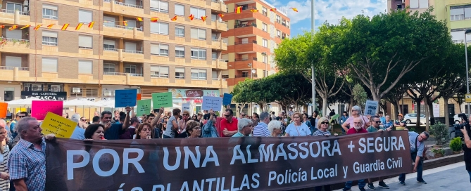 Concentración vecinos Almassora mayor seguridad y plantillas