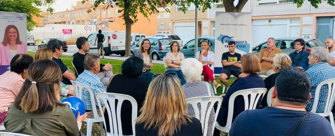 María Tormo con vecinos en la plaza Víctimas del Terrorismo